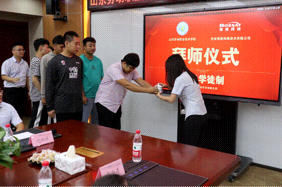 网络技术专业省级现代学徒制项目举行拜师仪式